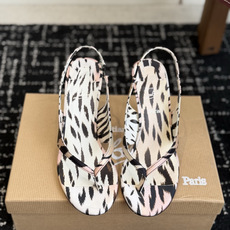 代购级 Christian Louboutin红底夹趾凉鞋 面料:真丝印花,质感细腻通透 标志性红底+细高跟设计,后绊带 代购级 Christian Louboutin红底夹趾凉鞋 面料:真丝印花,质感细腻通透 标志性红底+细高跟设计,后绊带