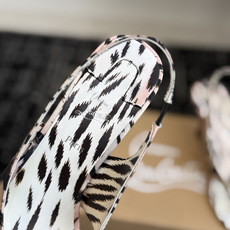 代购级 Christian Louboutin红底夹趾凉鞋 面料:真丝印花,质感细腻通透 标志性红底+细高跟设计,后绊带 代购级 Christian Louboutin红底夹趾凉鞋 面料:真丝印花,质感细腻通透 标志性红底+细高跟设计,后绊带