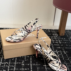 代购级 Christian Louboutin红底夹趾凉鞋 面料:真丝印花,质感细腻通透 标志性红底+细高跟设计,后绊带 代购级 Christian Louboutin红底夹趾凉鞋 面料:真丝印花,质感细腻通透 标志性红底+细高跟设计,后绊带