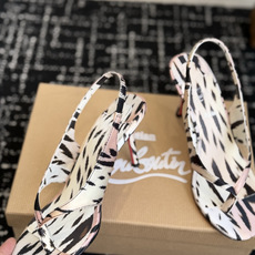 代购级 Christian Louboutin红底夹趾凉鞋 面料:真丝印花,质感细腻通透 标志性红底+细高跟设计,后绊带 代购级 Christian Louboutin红底夹趾凉鞋 面料:真丝印花,质感细腻通透 标志性红底+细高跟设计,后绊带