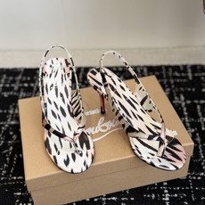 代购级 Christian Louboutin红底夹趾凉鞋 面料:真丝印花,质感细腻通透 标志性红底+细高跟设计,后绊带 代购级 Christian Louboutin红底夹趾凉鞋 面料:真丝印花,质感细腻通透 标志性红底+细高跟设计,后绊带