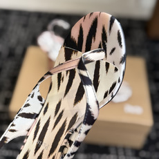 代购级 Christian Louboutin红底夹趾凉鞋 面料:真丝印花,质感细腻通透 标志性红底+细高跟设计,后绊带 代购级 Christian Louboutin红底夹趾凉鞋 面料:真丝印花,质感细腻通透 标志性红底+细高跟设计,后绊带