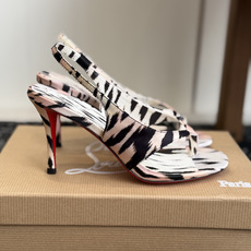 代购级 Christian Louboutin红底夹趾凉鞋 面料:真丝印花,质感细腻通透 标志性红底+细高跟设计,后绊带 代购级 Christian Louboutin红底夹趾凉鞋 面料:真丝印花,质感细腻通透 标志性红底+细高跟设计,后绊带