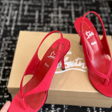 代购级 Christian Louboutin红底夹趾凉鞋 面料:真丝印花,质感细腻通透 标志性红底+细高跟设计,后绊带 代购级 Christian Louboutin红底夹趾凉鞋 面料:真丝印花,质感细腻通透 标志性红底+细高跟设计,后绊带
