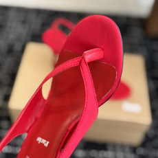 代购级 Christian Louboutin红底夹趾凉鞋 面料:真丝印花,质感细腻通透 标志性红底+细高跟设计,后绊带 代购级 Christian Louboutin红底夹趾凉鞋 面料:真丝印花,质感细腻通透 标志性红底+细高跟设计,后绊带