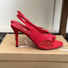 代购级 Christian Louboutin红底夹趾凉鞋 面料:真丝印花,质感细腻通透 标志性红底+细高跟设计,后绊带 代购级 Christian Louboutin红底夹趾凉鞋 面料:真丝印花,质感细腻通透 标志性红底+细高跟设计,后绊带