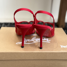 代购级 Christian Louboutin红底夹趾凉鞋 面料:真丝印花,质感细腻通透 标志性红底+细高跟设计,后绊带 代购级 Christian Louboutin红底夹趾凉鞋 面料:真丝印花,质感细腻通透 标志性红底+细高跟设计,后绊带