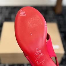 代购级 Christian Louboutin红底夹趾凉鞋 面料:真丝印花,质感细腻通透 标志性红底+细高跟设计,后绊带 代购级 Christian Louboutin红底夹趾凉鞋 面料:真丝印花,质感细腻通透 标志性红底+细高跟设计,后绊带