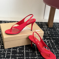 代购级 Christian Louboutin红底夹趾凉鞋 面料:真丝印花,质感细腻通透 标志性红底+细高跟设计,后绊带 代购级 Christian Louboutin红底夹趾凉鞋 面料:真丝印花,质感细腻通透 标志性红底+细高跟设计,后绊带
