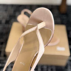 代购级 Christian Louboutin红底夹趾凉鞋 面料:真丝印花,质感细腻通透 标志性红底+细高跟设计,后绊带 代购级 Christian Louboutin红底夹趾凉鞋 面料:真丝印花,质感细腻通透 标志性红底+细高跟设计,后绊带