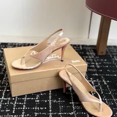 代购级 Christian Louboutin红底夹趾凉鞋 面料:真丝印花,质感细腻通透 标志性红底+细高跟设计,后绊带 代购级 Christian Louboutin红底夹趾凉鞋 面料:真丝印花,质感细腻通透 标志性红底+细高跟设计,后绊带