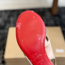 代购级 Christian Louboutin红底夹趾凉鞋 面料:真丝印花,质感细腻通透 标志性红底+细高跟设计,后绊带 代购级 Christian Louboutin红底夹趾凉鞋 面料:真丝印花,质感细腻通透 标志性红底+细高跟设计,后绊带