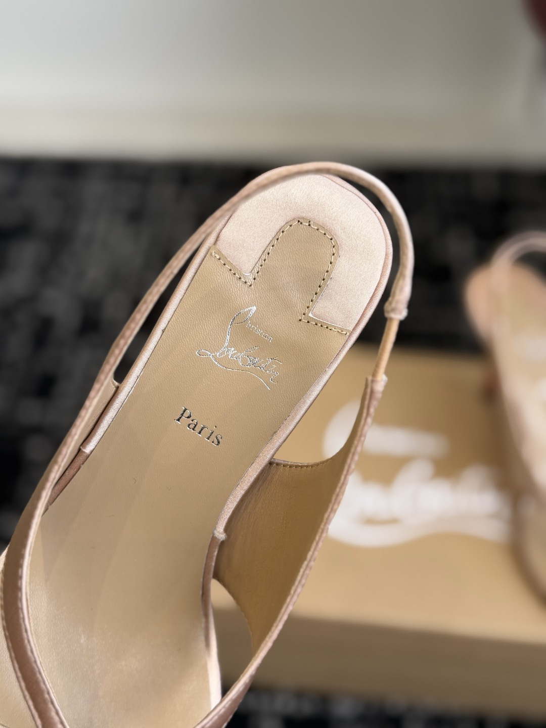 代购级 Christian Louboutin红底夹趾凉鞋 面料:真丝印花,质感细腻通透 标志性红底+细高跟设计,后绊带 代购级 Christian Louboutin红底夹趾凉鞋 面料:真丝印花,质感细腻通透 标志性红底+细高跟设计,后绊带