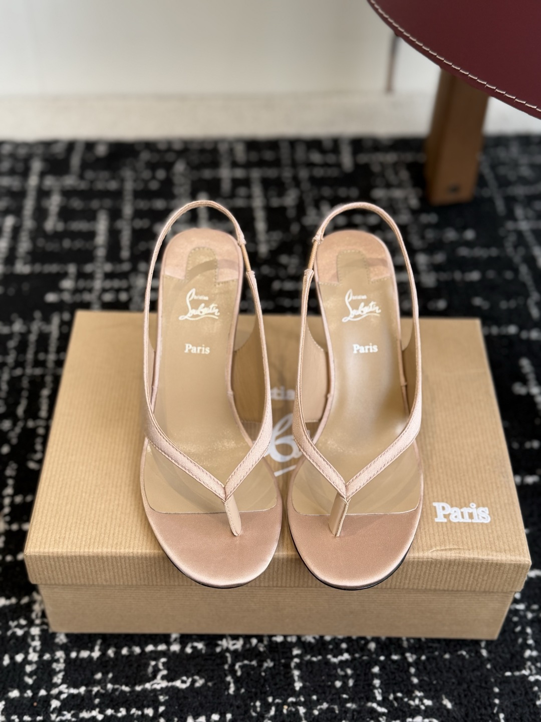 代购级 Christian Louboutin红底夹趾凉鞋 面料:真丝印花,质感细腻通透 标志性红底+细高跟设计,后绊带 代购级 Christian Louboutin红底夹趾凉鞋 面料:真丝印花,质感细腻通透 标志性红底+细高跟设计,后绊带