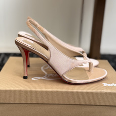 代购级 Christian Louboutin红底夹趾凉鞋 面料:真丝印花,质感细腻通透 标志性红底+细高跟设计,后绊带 代购级 Christian Louboutin红底夹趾凉鞋 面料:真丝印花,质感细腻通透 标志性红底+细高跟设计,后绊带