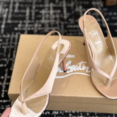 代购级 Christian Louboutin红底夹趾凉鞋 面料:真丝印花,质感细腻通透 标志性红底+细高跟设计,后绊带 代购级 Christian Louboutin红底夹趾凉鞋 面料:真丝印花,质感细腻通透 标志性红底+细高跟设计,后绊带