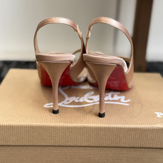 代购级 Christian Louboutin红底夹趾凉鞋 面料:真丝印花,质感细腻通透 标志性红底+细高跟设计,后绊带 代购级 Christian Louboutin红底夹趾凉鞋 面料:真丝印花,质感细腻通透 标志性红底+细高跟设计,后绊带