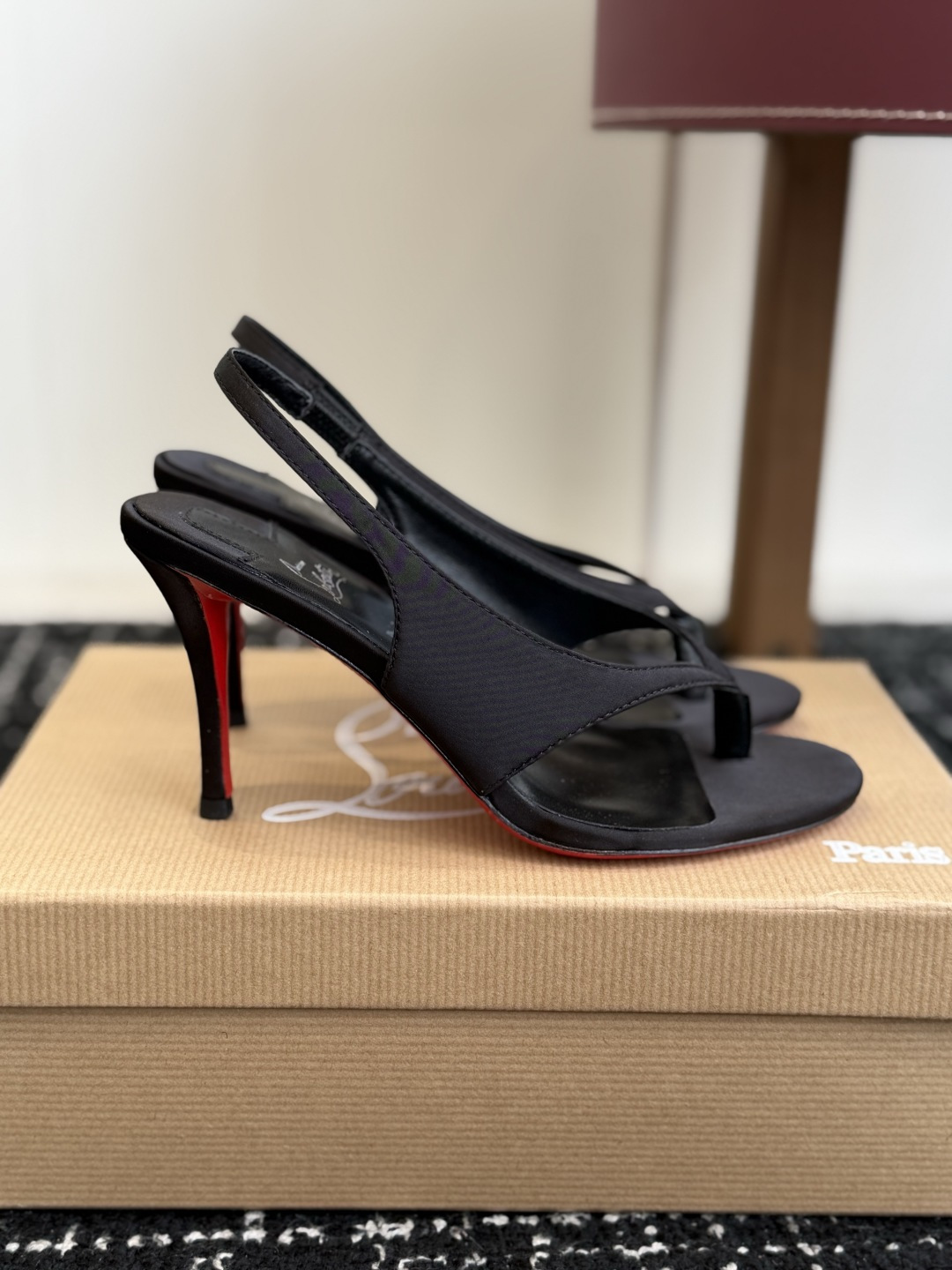 代购级 Christian Louboutin红底夹趾凉鞋 面料:真丝印花,质感细腻通透 标志性红底+细高跟设计,后绊带 代购级 Christian Louboutin红底夹趾凉鞋 面料:真丝印花,质感细腻通透 标志性红底+细高跟设计,后绊带