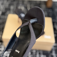代购级 Christian Louboutin红底夹趾凉鞋 面料:真丝印花,质感细腻通透 标志性红底+细高跟设计,后绊带 代购级 Christian Louboutin红底夹趾凉鞋 面料:真丝印花,质感细腻通透 标志性红底+细高跟设计,后绊带