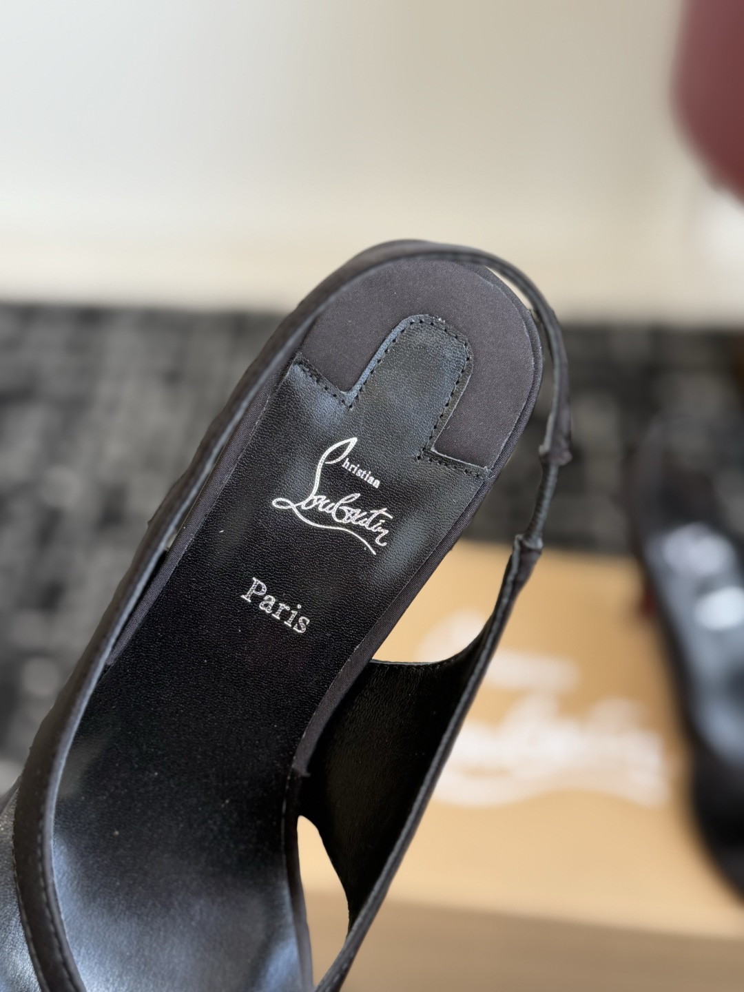 代购级 Christian Louboutin红底夹趾凉鞋 面料:真丝印花,质感细腻通透 标志性红底+细高跟设计,后绊带 代购级 Christian Louboutin红底夹趾凉鞋 面料:真丝印花,质感细腻通透 标志性红底+细高跟设计,后绊带