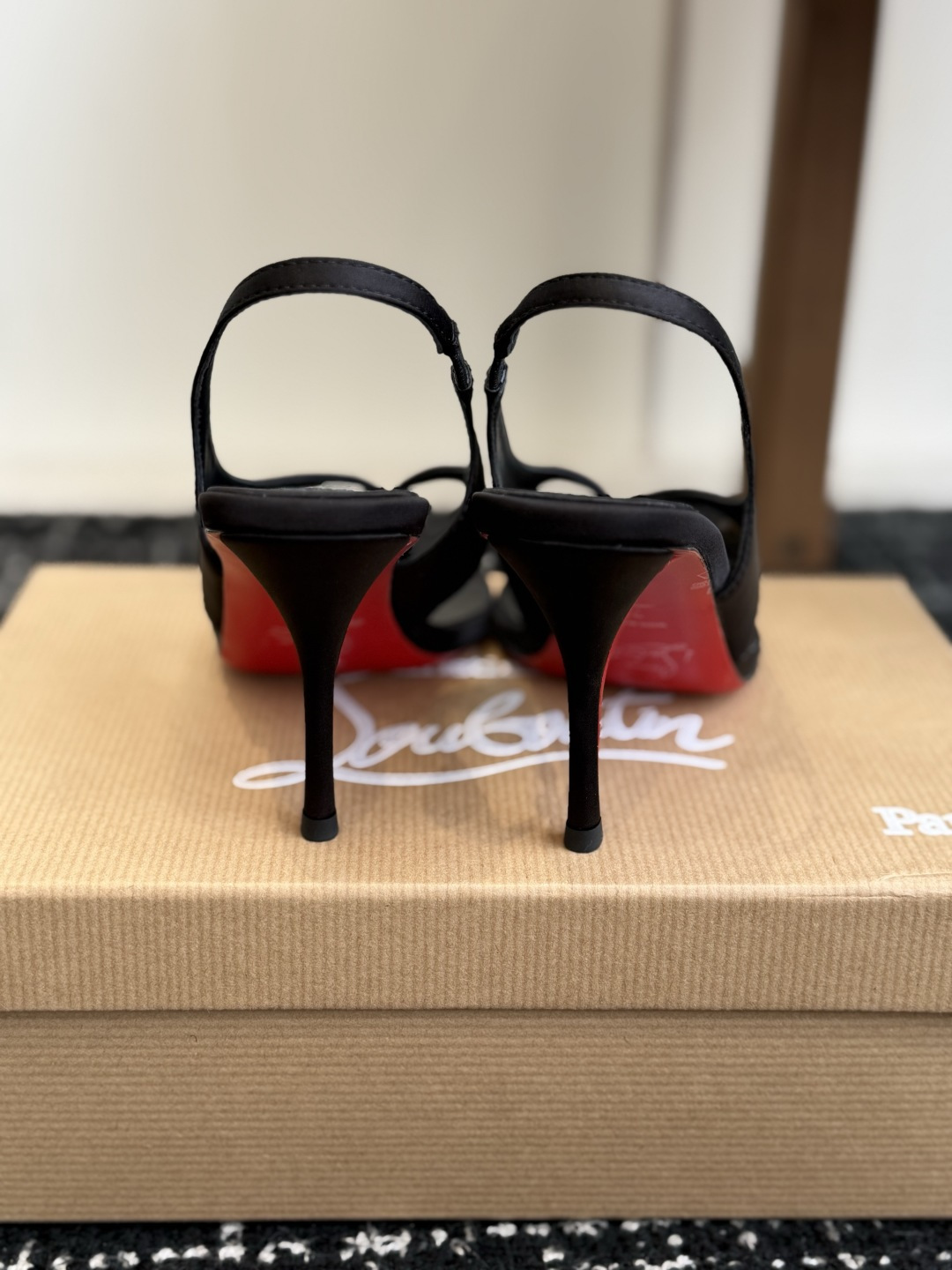 代购级 Christian Louboutin红底夹趾凉鞋 面料:真丝印花,质感细腻通透 标志性红底+细高跟设计,后绊带 代购级 Christian Louboutin红底夹趾凉鞋 面料:真丝印花,质感细腻通透 标志性红底+细高跟设计,后绊带