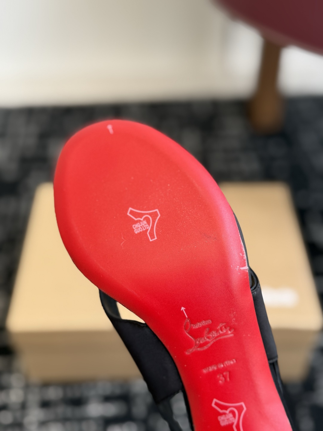 代购级 Christian Louboutin红底夹趾凉鞋 面料:真丝印花,质感细腻通透 标志性红底+细高跟设计,后绊带 代购级 Christian Louboutin红底夹趾凉鞋 面料:真丝印花,质感细腻通透 标志性红底+细高跟设计,后绊带