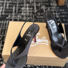 代购级 Christian Louboutin红底夹趾凉鞋 面料:真丝印花,质感细腻通透 标志性红底+细高跟设计,后绊带 代购级 Christian Louboutin红底夹趾凉鞋 面料:真丝印花,质感细腻通透 标志性红底+细高跟设计,后绊带