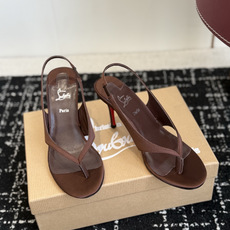 代购级 Christian Louboutin红底夹趾凉鞋 面料:真丝印花,质感细腻通透 标志性红底+细高跟设计,后绊带 代购级 Christian Louboutin红底夹趾凉鞋 面料:真丝印花,质感细腻通透 标志性红底+细高跟设计,后绊带