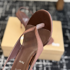 代购级 Christian Louboutin红底夹趾凉鞋 面料:真丝印花,质感细腻通透 标志性红底+细高跟设计,后绊带 代购级 Christian Louboutin红底夹趾凉鞋 面料:真丝印花,质感细腻通透 标志性红底+细高跟设计,后绊带
