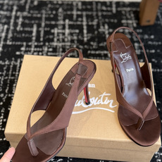 代购级 Christian Louboutin红底夹趾凉鞋 面料:真丝印花,质感细腻通透 标志性红底+细高跟设计,后绊带 代购级 Christian Louboutin红底夹趾凉鞋 面料:真丝印花,质感细腻通透 标志性红底+细高跟设计,后绊带