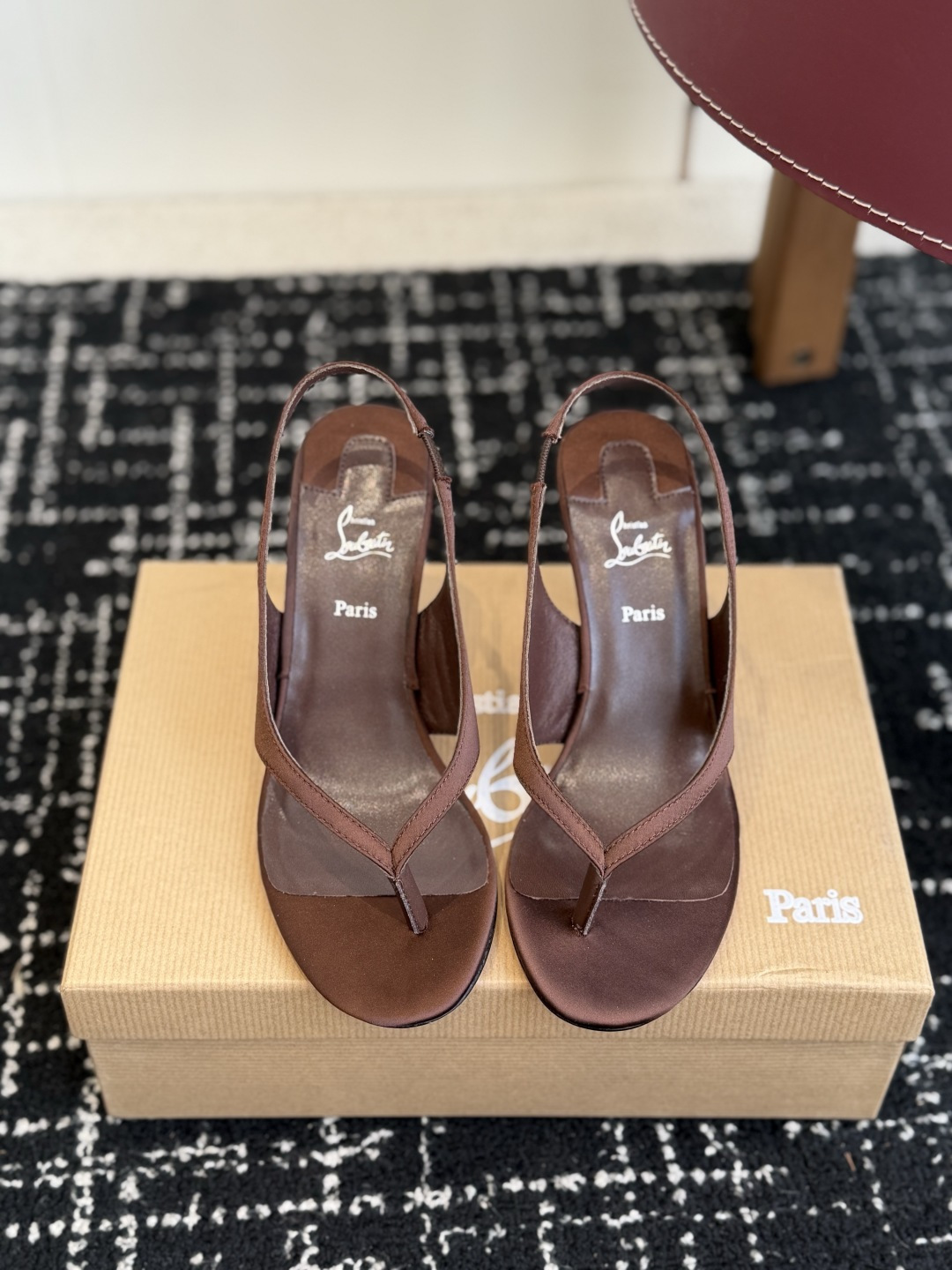 代购级 Christian Louboutin红底夹趾凉鞋 面料:真丝印花,质感细腻通透 标志性红底+细高跟设计,后绊带 代购级 Christian Louboutin红底夹趾凉鞋 面料:真丝印花,质感细腻通透 标志性红底+细高跟设计,后绊带