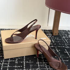 代购级 Christian Louboutin红底夹趾凉鞋 面料:真丝印花,质感细腻通透 标志性红底+细高跟设计,后绊带 代购级 Christian Louboutin红底夹趾凉鞋 面料:真丝印花,质感细腻通透 标志性红底+细高跟设计,后绊带