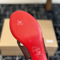 代购级 Christian Louboutin红底夹趾凉鞋 面料:真丝印花,质感细腻通透 标志性红底+细高跟设计,后绊带 代购级 Christian Louboutin红底夹趾凉鞋 面料:真丝印花,质感细腻通透 标志性红底+细高跟设计,后绊带
