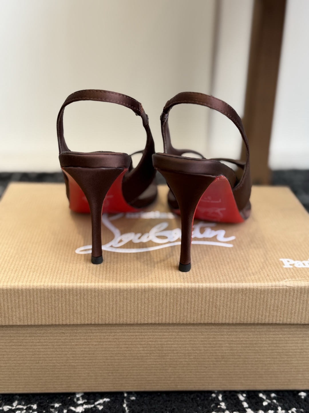 代购级 Christian Louboutin红底夹趾凉鞋 面料:真丝印花,质感细腻通透 标志性红底+细高跟设计,后绊带 代购级 Christian Louboutin红底夹趾凉鞋 面料:真丝印花,质感细腻通透 标志性红底+细高跟设计,后绊带