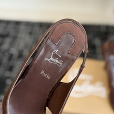 代购级 Christian Louboutin红底夹趾凉鞋 面料:真丝印花,质感细腻通透 标志性红底+细高跟设计,后绊带 代购级 Christian Louboutin红底夹趾凉鞋 面料:真丝印花,质感细腻通透 标志性红底+细高跟设计,后绊带