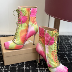 代购级 Christian Louboutin红底系带高筒靴 面料:真丝印花,自带高级光泽感 方头设计+靴身全绑带,修饰 代购级 Christian Louboutin红底系带高筒靴 面料:真丝印花,自带高级光泽感 方头设计+靴身全绑带,修饰