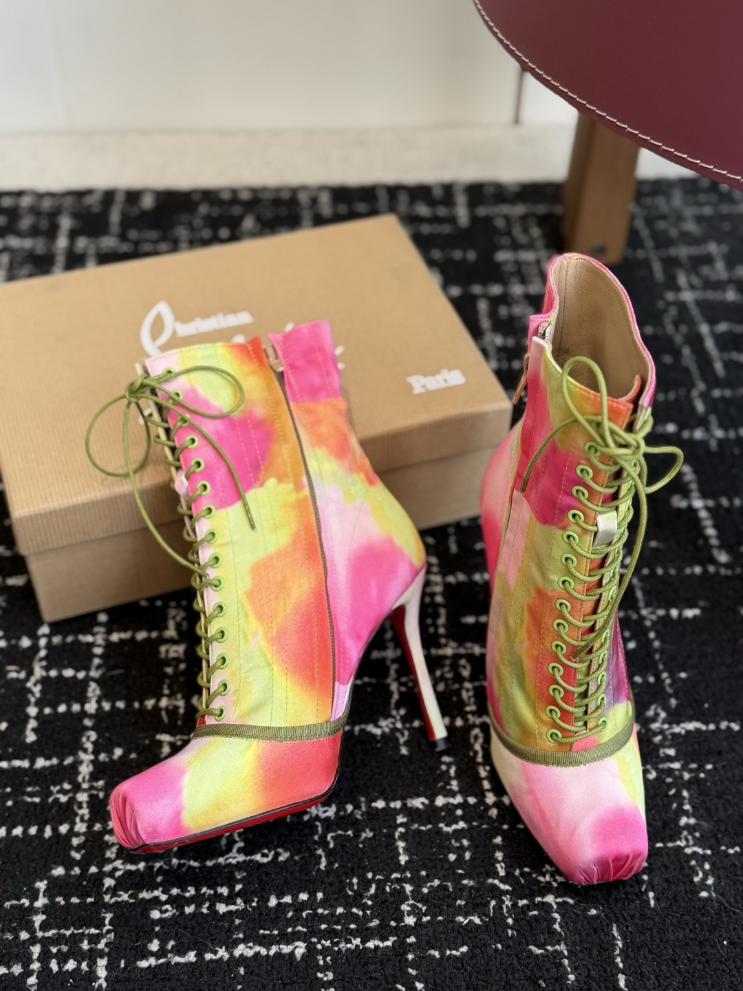 代购级 Christian Louboutin红底系带高筒靴 面料:真丝印花,自带高级光泽感 方头设计+靴身全绑带,修饰 代购级 Christian Louboutin红底系带高筒靴 面料:真丝印花,自带高级光泽感 方头设计+靴身全绑带,修饰
