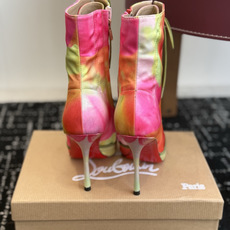 代购级 Christian Louboutin红底系带高筒靴 面料:真丝印花,自带高级光泽感 方头设计+靴身全绑带,修饰 代购级 Christian Louboutin红底系带高筒靴 面料:真丝印花,自带高级光泽感 方头设计+靴身全绑带,修饰