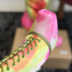 代购级 Christian Louboutin红底系带高筒靴 面料:真丝印花,自带高级光泽感 方头设计+靴身全绑带,修饰 代购级 Christian Louboutin红底系带高筒靴 面料:真丝印花,自带高级光泽感 方头设计+靴身全绑带,修饰