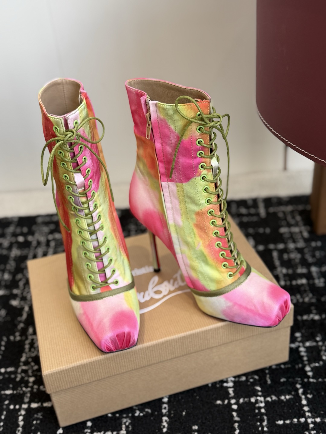 代购级 Christian Louboutin红底系带高筒靴 面料:真丝印花,自带高级光泽感 方头设计+靴身全绑带,修饰 代购级 Christian Louboutin红底系带高筒靴 面料:真丝印花,自带高级光泽感 方头设计+靴身全绑带,修饰