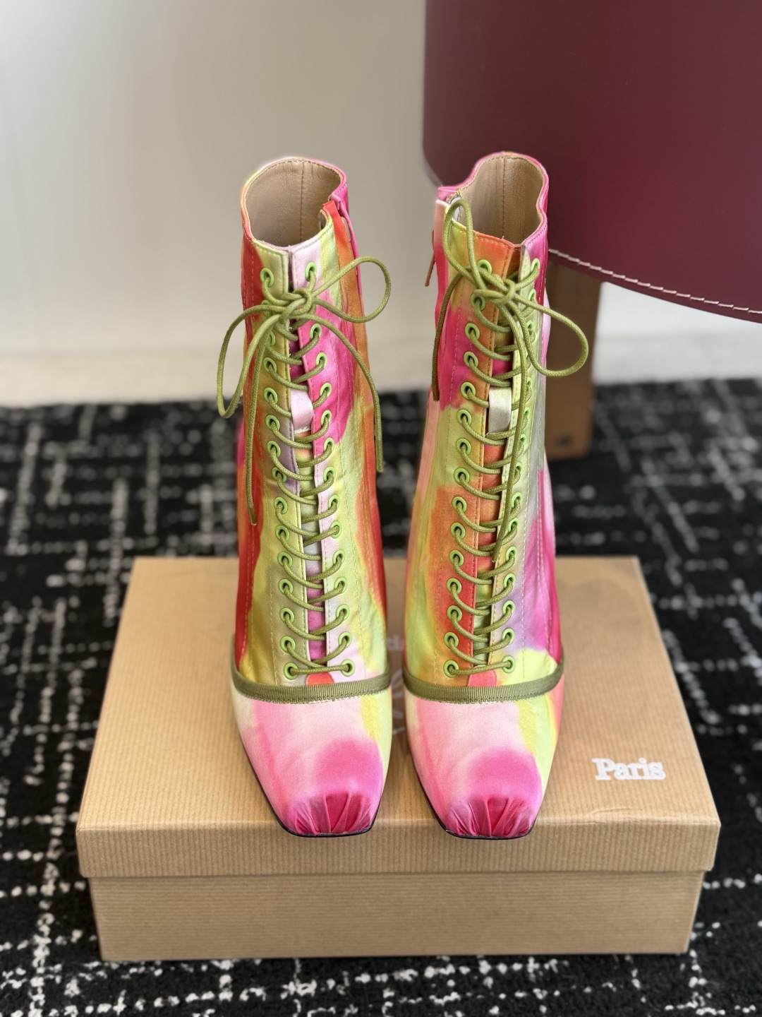 代购级 Christian Louboutin红底系带高筒靴 面料:真丝印花,自带高级光泽感 方头设计+靴身全绑带,修饰 代购级 Christian Louboutin红底系带高筒靴 面料:真丝印花,自带高级光泽感 方头设计+靴身全绑带,修饰