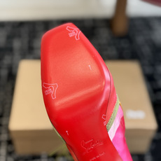 代购级 Christian Louboutin红底系带高筒靴 面料:真丝印花,自带高级光泽感 方头设计+靴身全绑带,修饰 代购级 Christian Louboutin红底系带高筒靴 面料:真丝印花,自带高级光泽感 方头设计+靴身全绑带,修饰