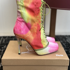 代购级 Christian Louboutin红底系带高筒靴 面料:真丝印花,自带高级光泽感 方头设计+靴身全绑带,修饰 代购级 Christian Louboutin红底系带高筒靴 面料:真丝印花,自带高级光泽感 方头设计+靴身全绑带,修饰