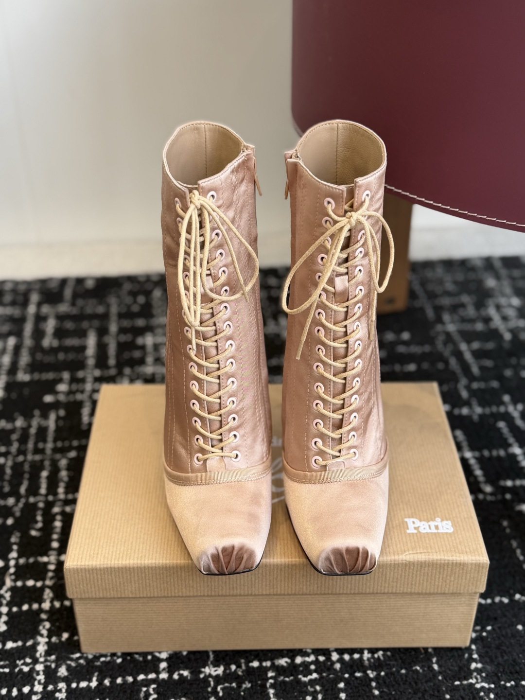 代购级 Christian Louboutin红底系带高筒靴 面料:真丝印花,自带高级光泽感 方头设计+靴身全绑带,修饰 代购级 Christian Louboutin红底系带高筒靴 面料:真丝印花,自带高级光泽感 方头设计+靴身全绑带,修饰