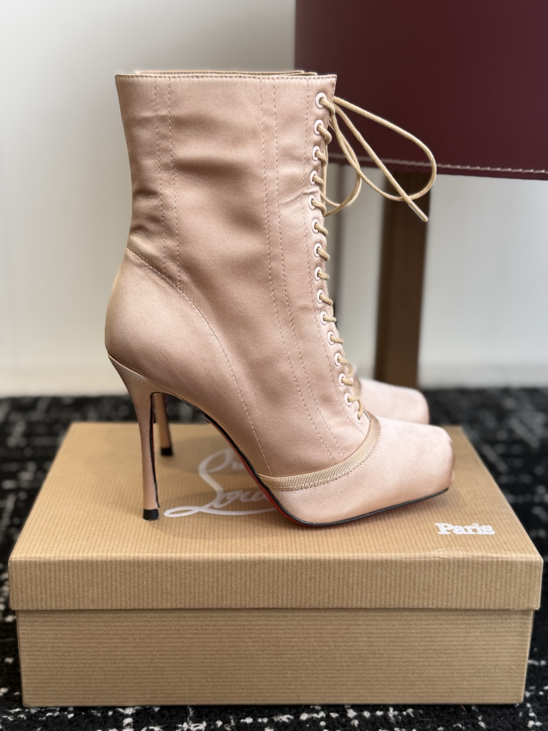 代购级 Christian Louboutin红底系带高筒靴 面料:真丝印花,自带高级光泽感 方头设计+靴身全绑带,修饰 代购级 Christian Louboutin红底系带高筒靴 面料:真丝印花,自带高级光泽感 方头设计+靴身全绑带,修饰