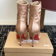 代购级 Christian Louboutin红底系带高筒靴 面料:真丝印花,自带高级光泽感 方头设计+靴身全绑带,修饰 代购级 Christian Louboutin红底系带高筒靴 面料:真丝印花,自带高级光泽感 方头设计+靴身全绑带,修饰