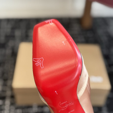 代购级 Christian Louboutin红底系带高筒靴 面料:真丝印花,自带高级光泽感 方头设计+靴身全绑带,修饰 代购级 Christian Louboutin红底系带高筒靴 面料:真丝印花,自带高级光泽感 方头设计+靴身全绑带,修饰