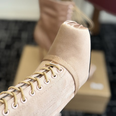 代购级 Christian Louboutin红底系带高筒靴 面料:真丝印花,自带高级光泽感 方头设计+靴身全绑带,修饰 代购级 Christian Louboutin红底系带高筒靴 面料:真丝印花,自带高级光泽感 方头设计+靴身全绑带,修饰