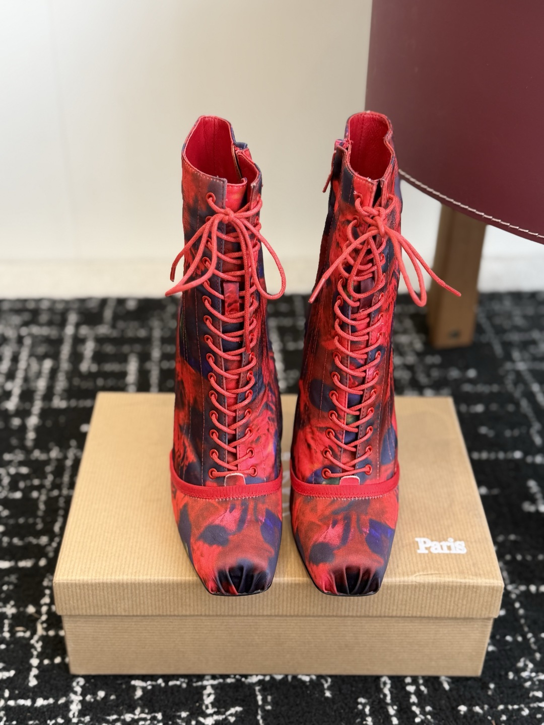 代购级 Christian Louboutin红底系带高筒靴 面料:真丝印花,自带高级光泽感 方头设计+靴身全绑带,修饰 代购级 Christian Louboutin红底系带高筒靴 面料:真丝印花,自带高级光泽感 方头设计+靴身全绑带,修饰