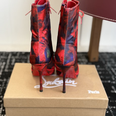 代购级 Christian Louboutin红底系带高筒靴 面料:真丝印花,自带高级光泽感 方头设计+靴身全绑带,修饰 代购级 Christian Louboutin红底系带高筒靴 面料:真丝印花,自带高级光泽感 方头设计+靴身全绑带,修饰